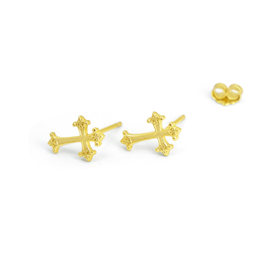 Gothic Kreuz Ohrstecker aus vergoldetem 925 Silber, alternativer und mystischer Schmuck, kleine goldene Kreuz-Ohrringe im düsteren Gothic-Design für Damen von Pour la Rebelle.
