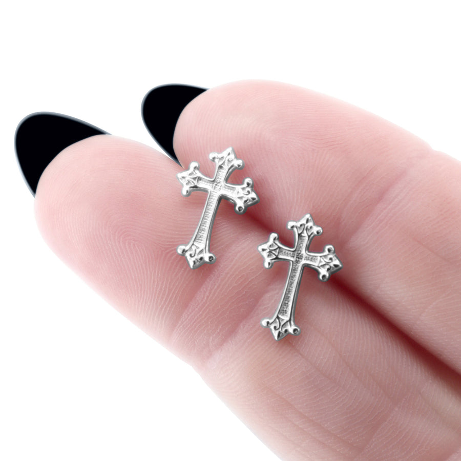 Gothic Kreuz Ohrstecker aus 925 Silber, alternativer und mystischer Schmuck, kleine silberne Kreuz-Ohrringe im düsteren Gothic-Design für Damen von Pour la Rebelle.
