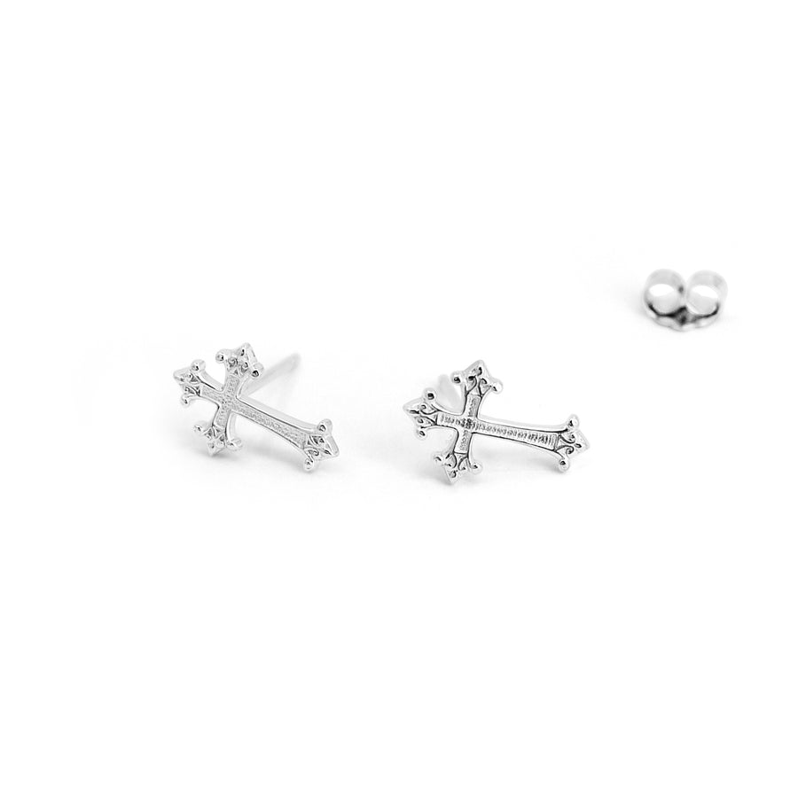 Gothic Kreuz Ohrstecker aus 925 Silber, alternativer und mystischer Schmuck, kleine silberne Kreuz-Ohrringe im düsteren Gothic-Design für Damen von Pour la Rebelle.
