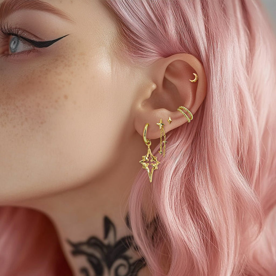 Gothic Kathedralen Stern Ohrringe aus vergoldetem 925 Silber, alternativer und mystischer Schmuck, detailreiche goldene Ohrringe mit Kathedralen-Stern-Design für Damen von Pour la Rebelle.
