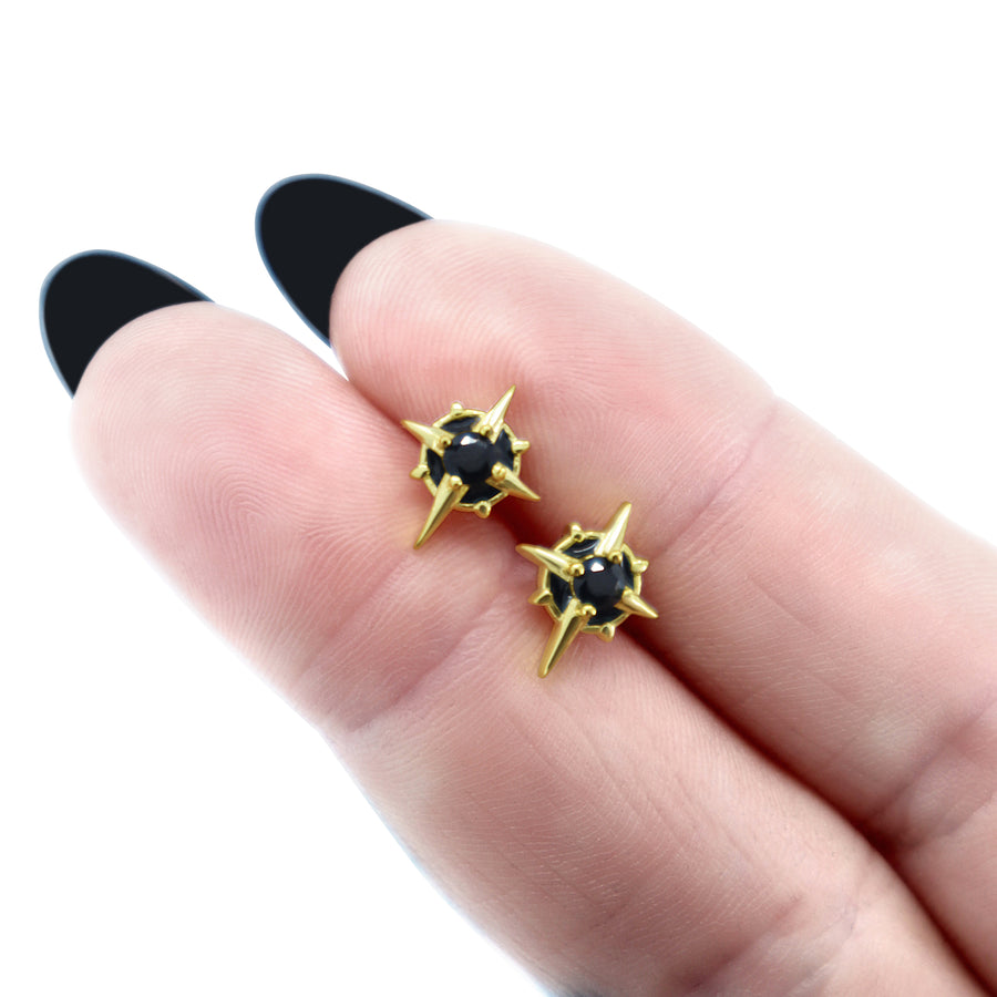 Gothic Stern Ohrstecker aus vergoldetem 925 Silber mit schwarzem Zirkonia, eleganter und alternativer Goldschmuck, minimalistischer Stern Ohrring, stylische Accessoires von Pour la Rebelle