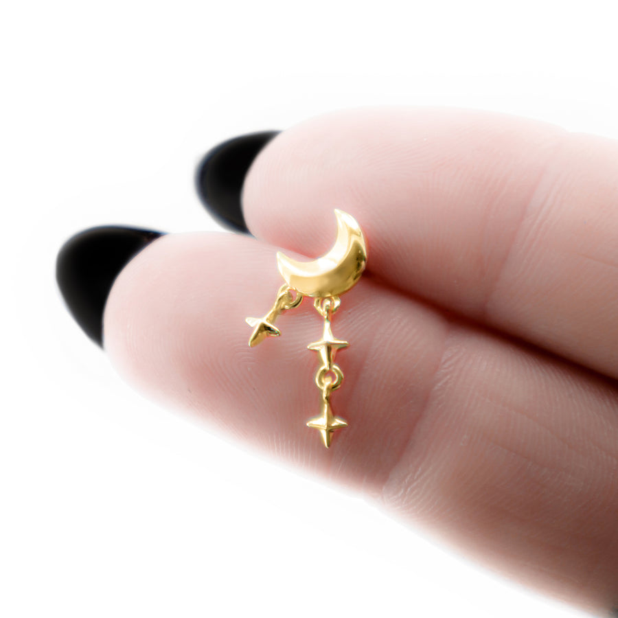 Hängende Mond Stern Ohrstecker aus vergoldetem 925 Silber, alternativer und Gothic Schmuck, mystische goldene Ohrringe mit Mond- und Stern-Design für Damen von Pour la Rebelle.