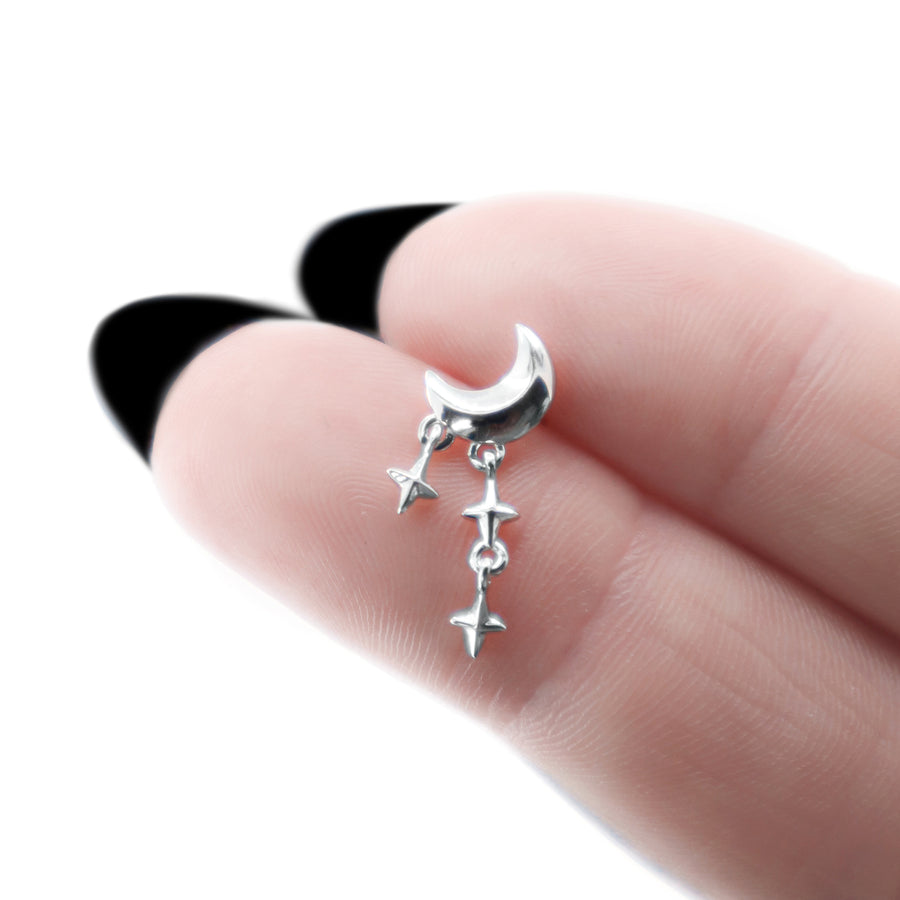 Hängende Mond Stern Ohrstecker aus 925 Silber, alternativer und Gothic Schmuck, mystische silberne Ohrringe mit Mond- und Stern-Design für Damen von Pour la Rebelle.