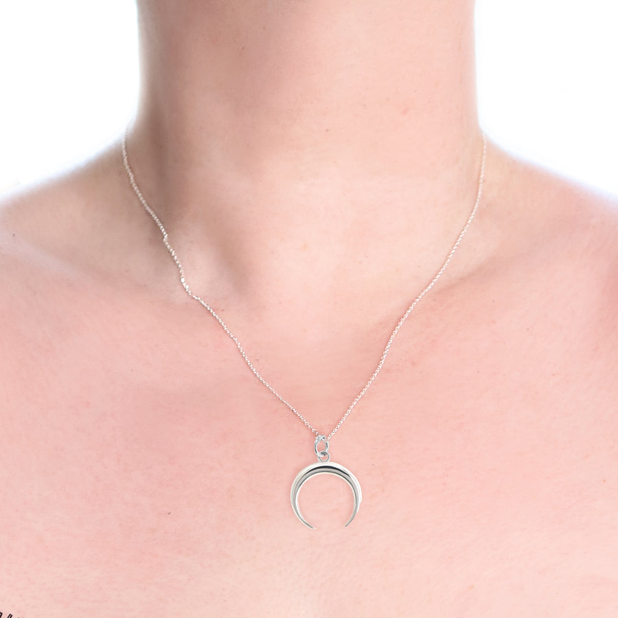 Halbmond Kette aus 925 Silber, alternativer und Gothic Schmuck, mystische Halskette mit Mond-Anhänger, einzigartiger Silberschmuck für Damen von Pour la Rebelle