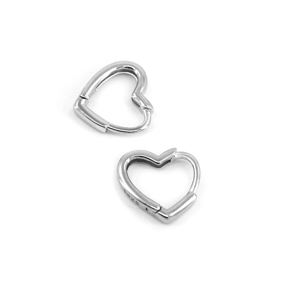 Herz Creolen aus 925 Silber, alternativer und Gothic Schmuck, einzigartige Creolen mit Herz-Design, Creolen in Herz-Form, auffälliger Silberschmuck für Damen von Pour la Rebelle