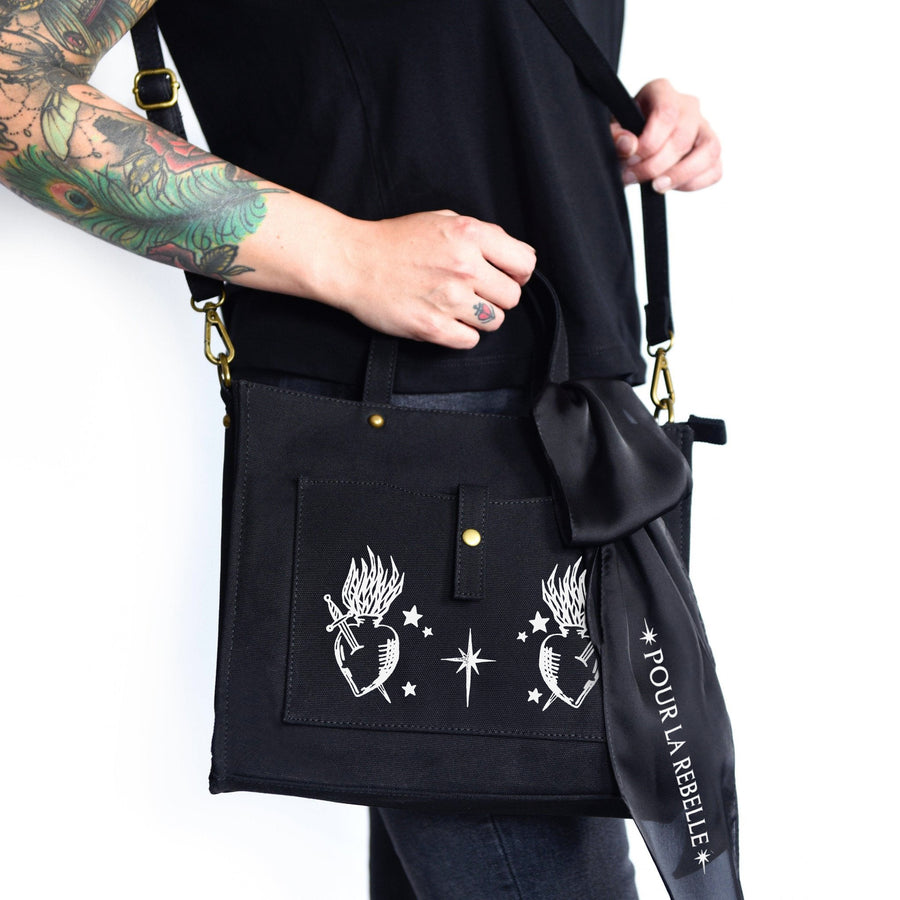 Herz mit Schwert Handtasche im Gothic Stil, schwarze Handtasche handbedruckt, alternativer Accessoire mit einzigartigem Design, auffällige und rebellische Tasche für Damen von Pour la Rebelle