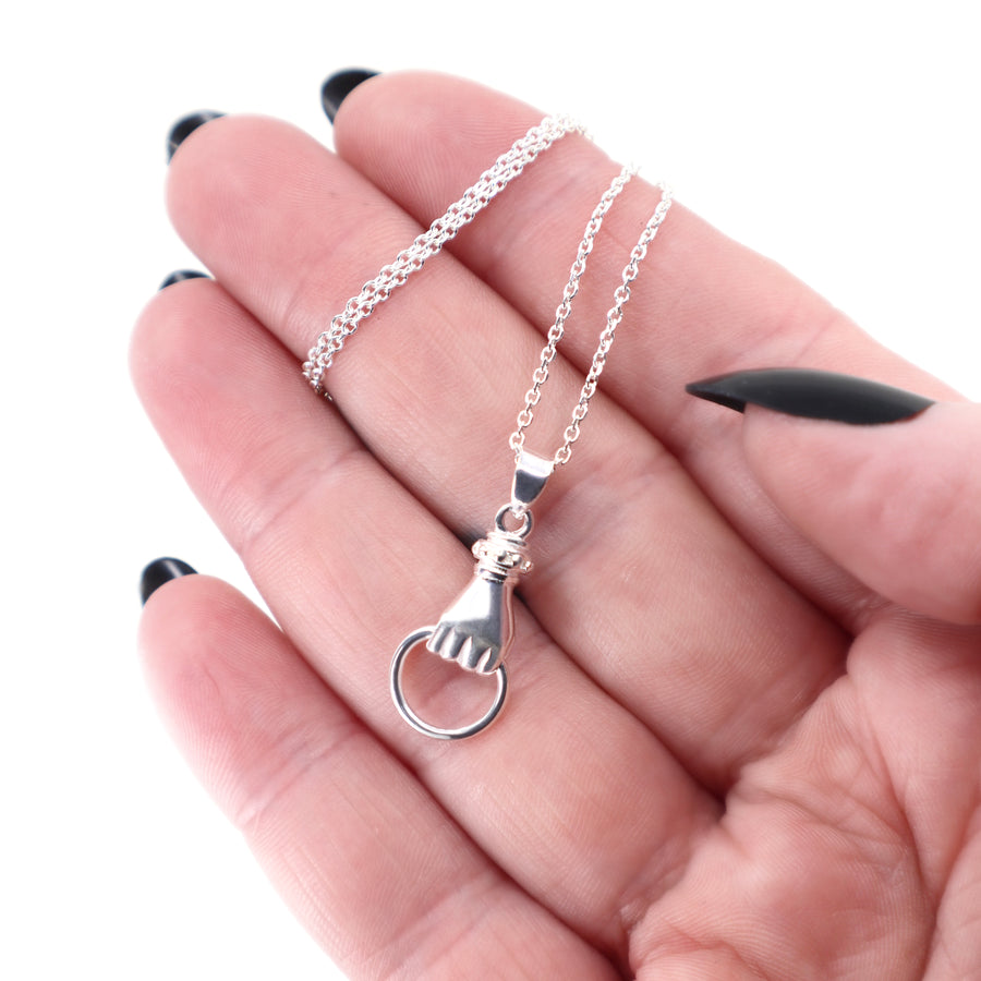 Kette mit Hand Charm Anhänger aus 925 Silber, alternativer Schmuck, filigrane Halskette für Damen, einzigartiges Design von Pour la Rebelle