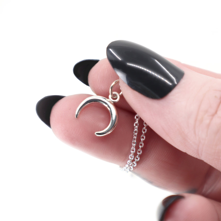 Kleine Halbmond Kette aus 925 Silber, alternativer und Gothic Schmuck, filigrane Halskette mit Mond-Anhänger, mystischer Silberschmuck für Damen von Pour la Rebelle