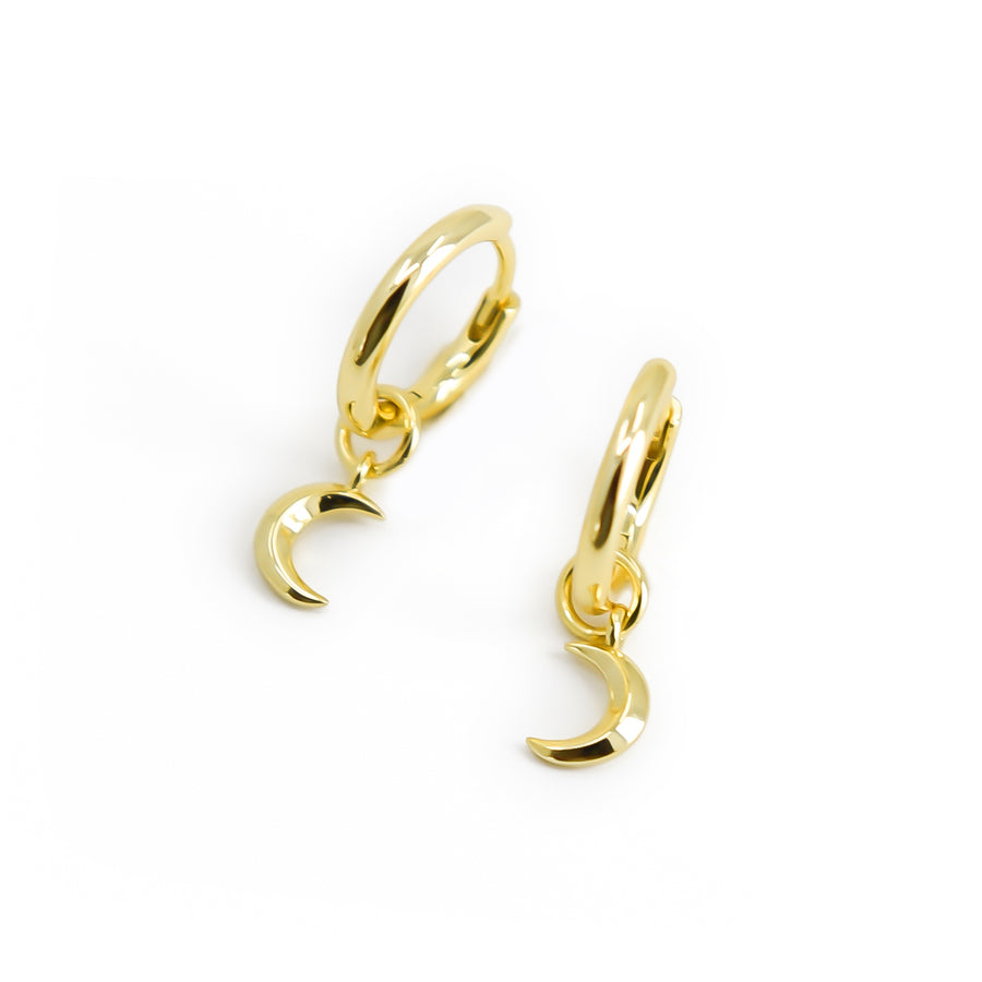 Kleine Mond Ohrringe aus vergoldetem 925 Silber, alternativer und Gothic Schmuck, zarte goldene Creolen mit Mond-Design für Damen von Pour la Rebelle.