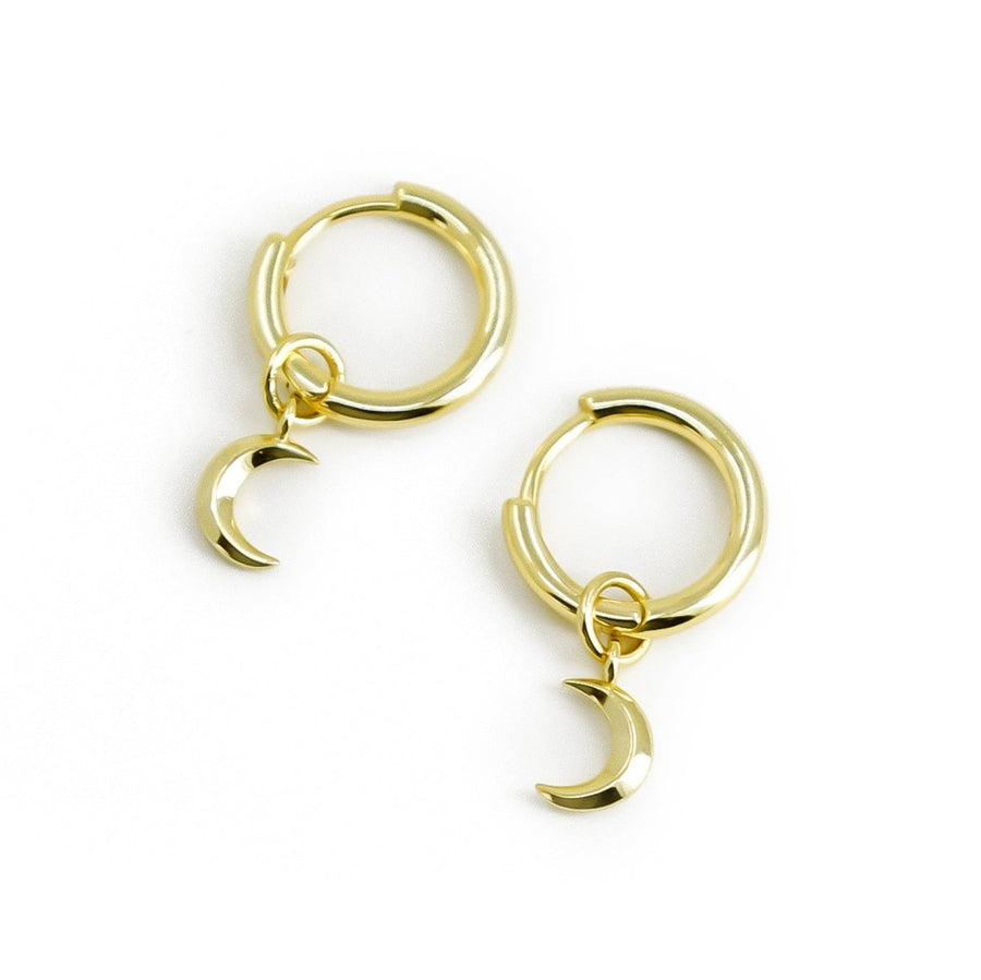 Kleine Mond Ohrringe aus vergoldetem 925 Silber, alternativer und Gothic Schmuck, zarte goldene Creolen mit Mond-Design für Damen von Pour la Rebelle.