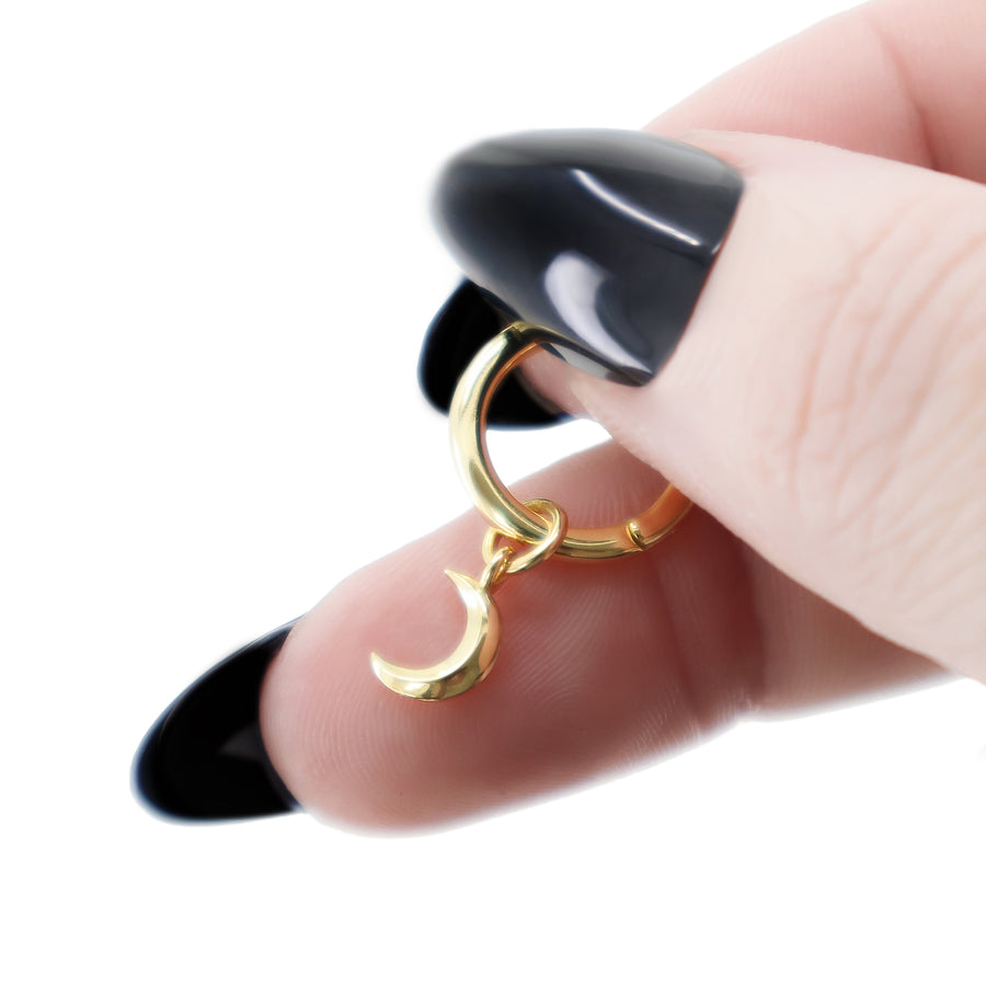 Kleine Mond Ohrringe aus vergoldetem 925 Silber, alternativer und Gothic Schmuck, zarte goldene Creolen mit Mond-Design für Damen von Pour la Rebelle.