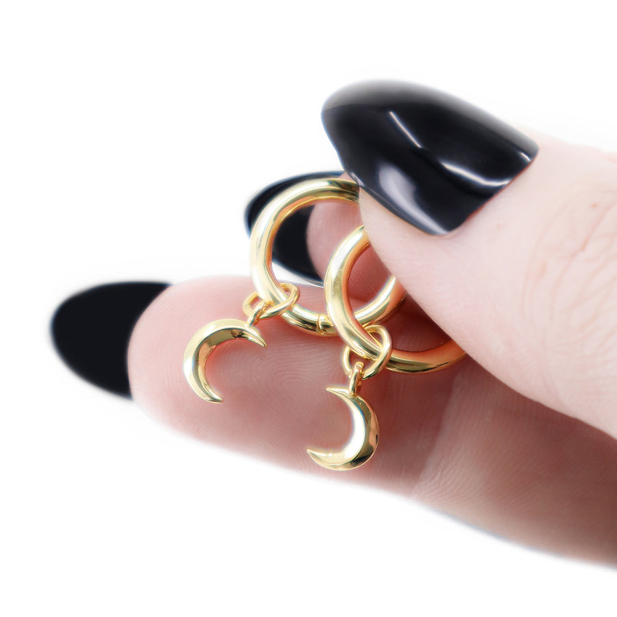 Kleine Mond Ohrringe aus vergoldetem 925 Silber, alternativer und Gothic Schmuck, zarte goldene Creolen mit Mond-Design für Damen von Pour la Rebelle.