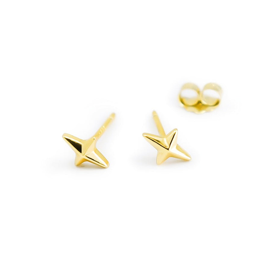 Kleine Stern Ohrstecker aus vergoldetem 925 Silber, alternativer und Gothic Schmuck, dezente goldene Ohrringe mit Stern-Design für Damen von Pour la Rebelle.