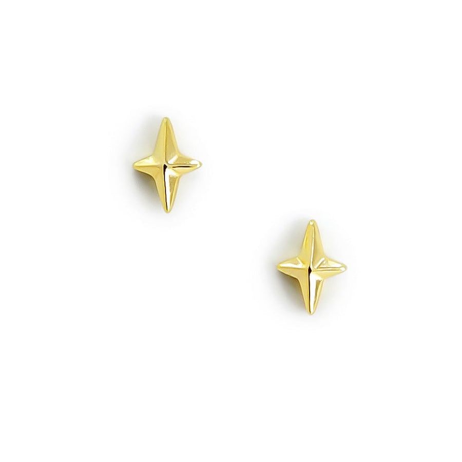 Kleine Stern Ohrstecker aus vergoldetem 925 Silber, alternativer und Gothic Schmuck, dezente goldene Ohrringe mit Stern-Design für Damen von Pour la Rebelle.