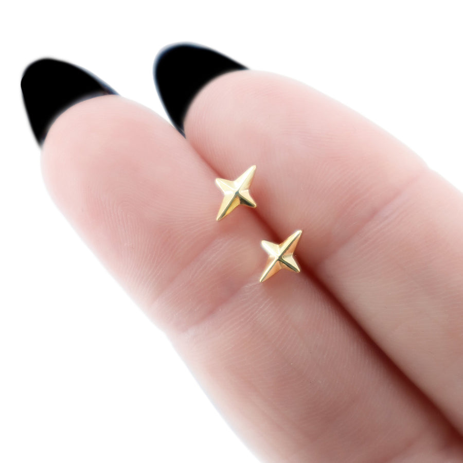 Kleine Stern Ohrstecker aus vergoldetem 925 Silber, alternativer und Gothic Schmuck, dezente goldene Ohrringe mit Stern-Design für Damen von Pour la Rebelle.