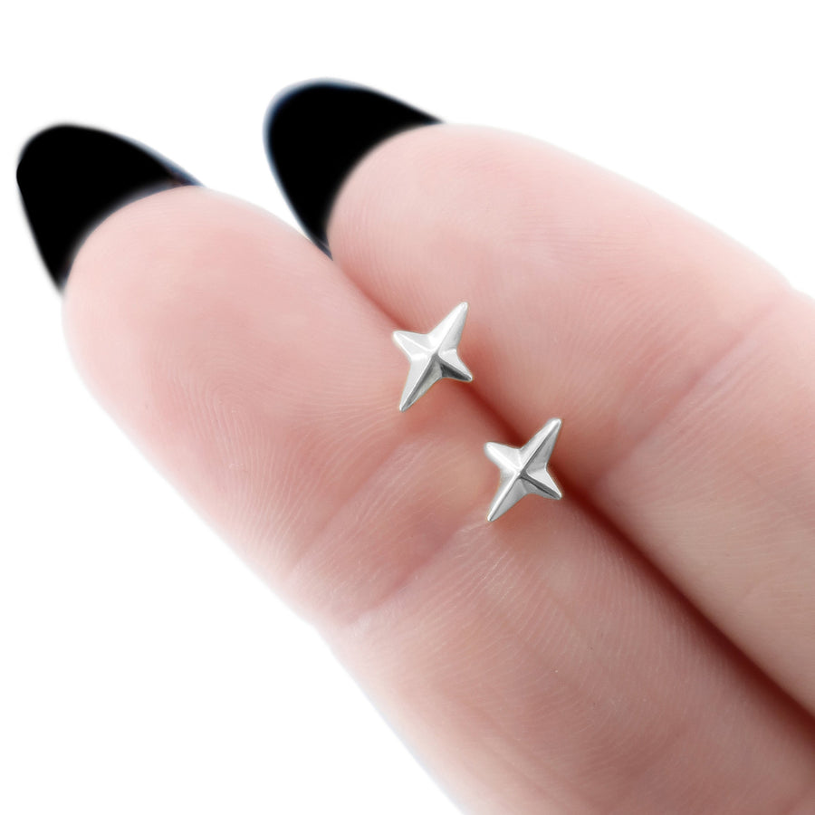 Kleine Stern Ohrstecker aus 925 Silber, alternativer und Gothic Schmuck, dezente silberne Ohrringe mit Stern-Design für Damen von Pour la Rebelle.