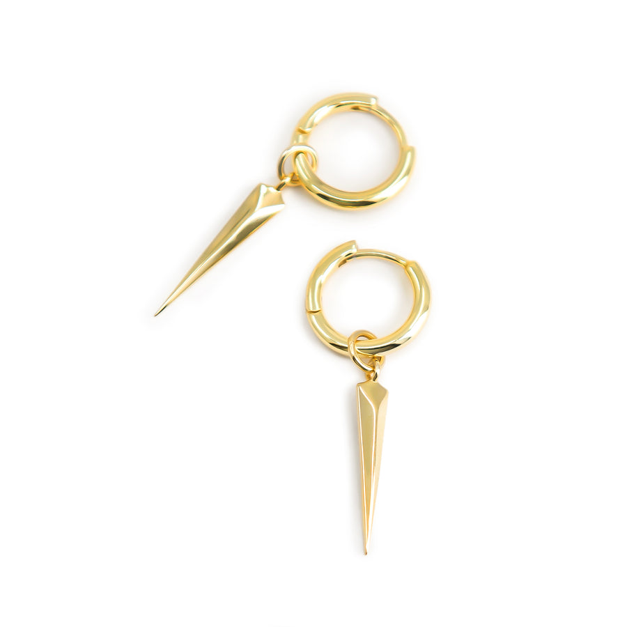 Lange Spike Ohrringe aus vergoldetem 925 Silber, alternativer und Gothic Schmuck, auffällige goldene Ohrringe mit Spike-Design für Damen von Pour la Rebelle.