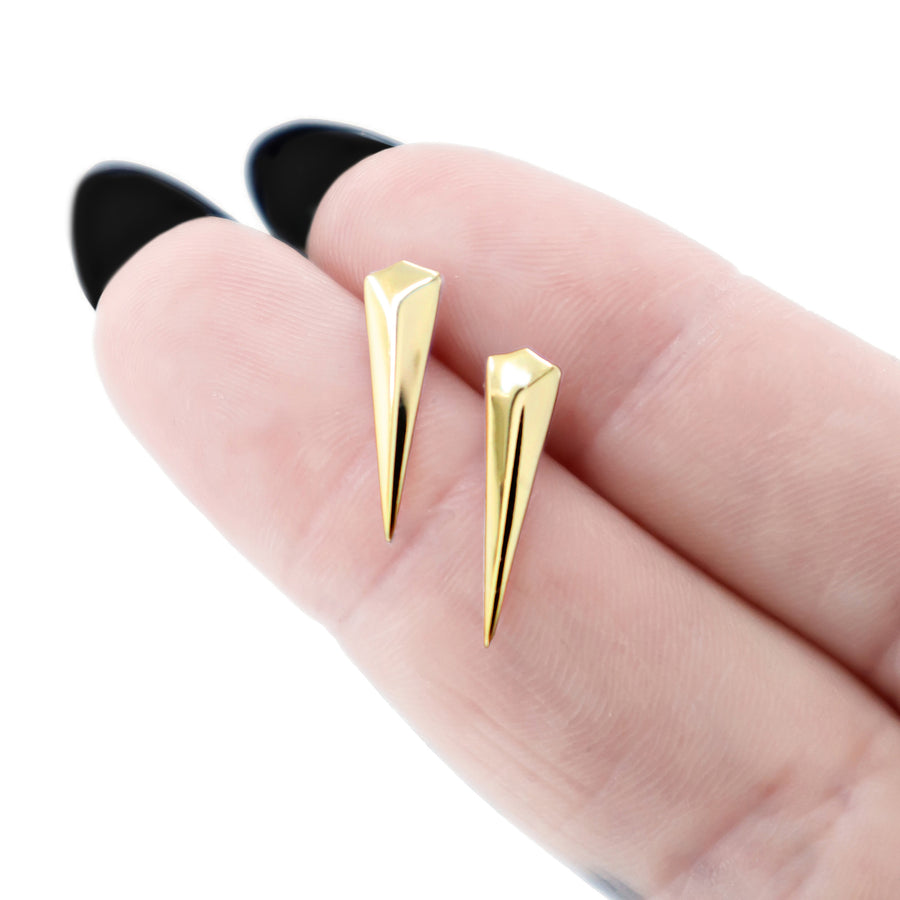 Lange Spike Ohrstecker aus vergoldetem 925 Silber, alternativer und Gothic Schmuck, auffällige goldene Ohrstecker mit Spike-Design für Damen von Pour la Rebelle.