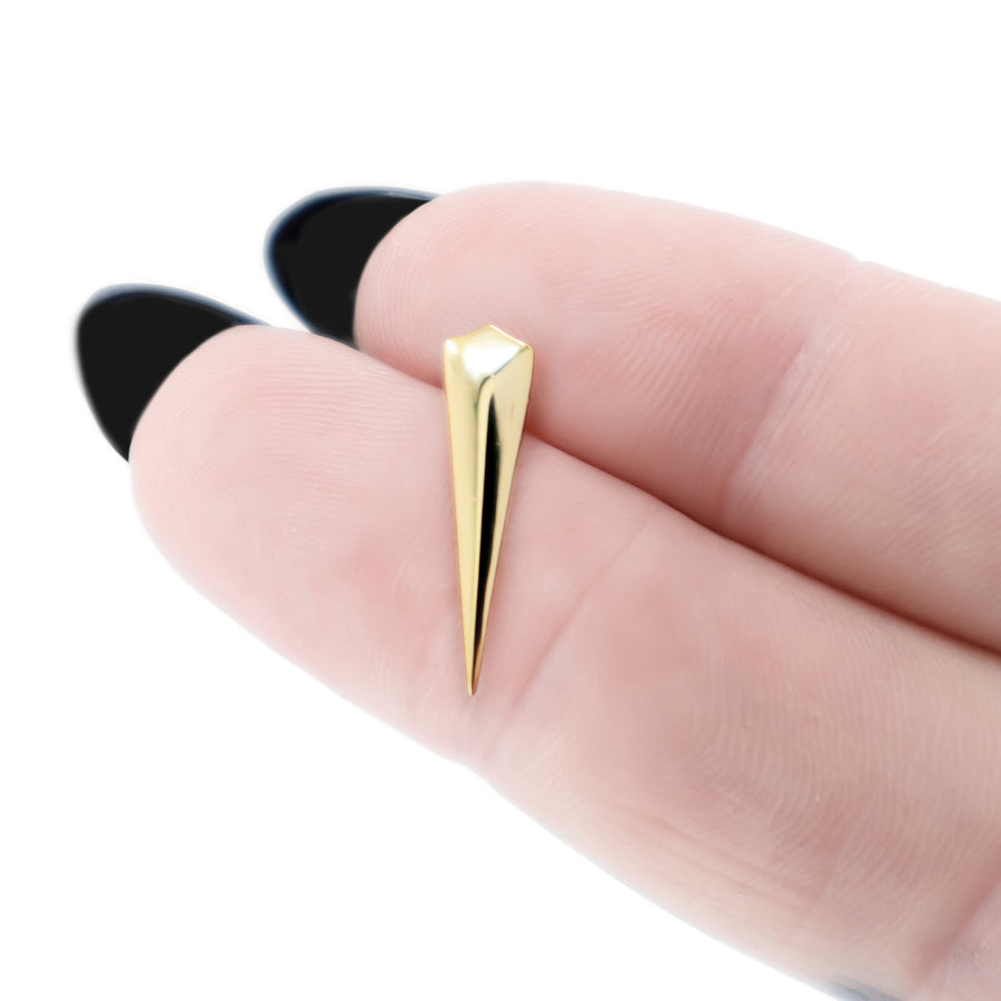 Lange Spike Ohrstecker aus vergoldetem 925 Silber, alternativer und Gothic Schmuck, auffällige goldene Ohrstecker mit Spike-Design für Damen von Pour la Rebelle.