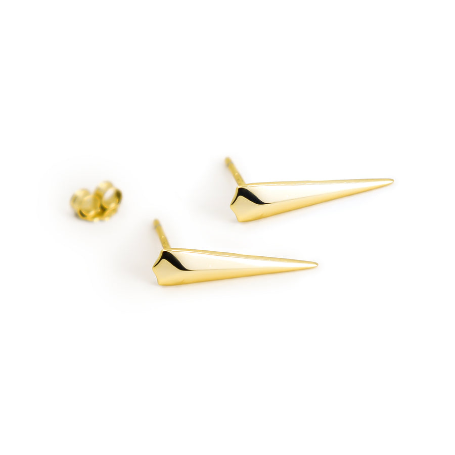 Lange Spike Ohrstecker aus vergoldetem 925 Silber, alternativer und Gothic Schmuck, auffällige goldene Ohrstecker mit Spike-Design für Damen von Pour la Rebelle.