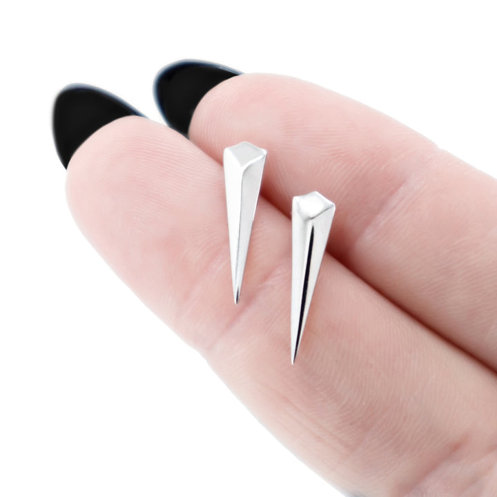 Lange Spike Ohrstecker aus 925 Silber, alternativer und Gothic Schmuck, markante silberne Ohrstecker mit Spike-Design für Damen von Pour la Rebelle.