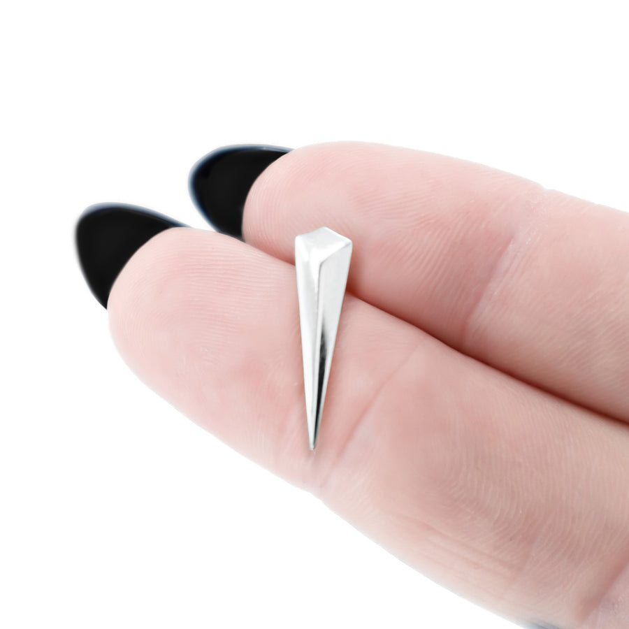 Lange Spike Ohrstecker aus 925 Silber, alternativer und Gothic Schmuck, markante silberne Ohrstecker mit Spike-Design für Damen von Pour la Rebelle.