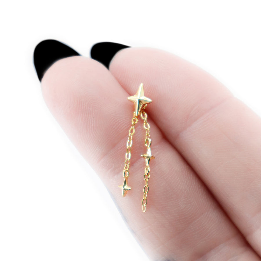 Mini Stern Ohrring Kette aus vergoldetem 925 Silber, alternativer und Gothic Schmuck, zarte goldene Ohrringe mit Stern-Design und feiner Kette für Damen von Pour la Rebelle.