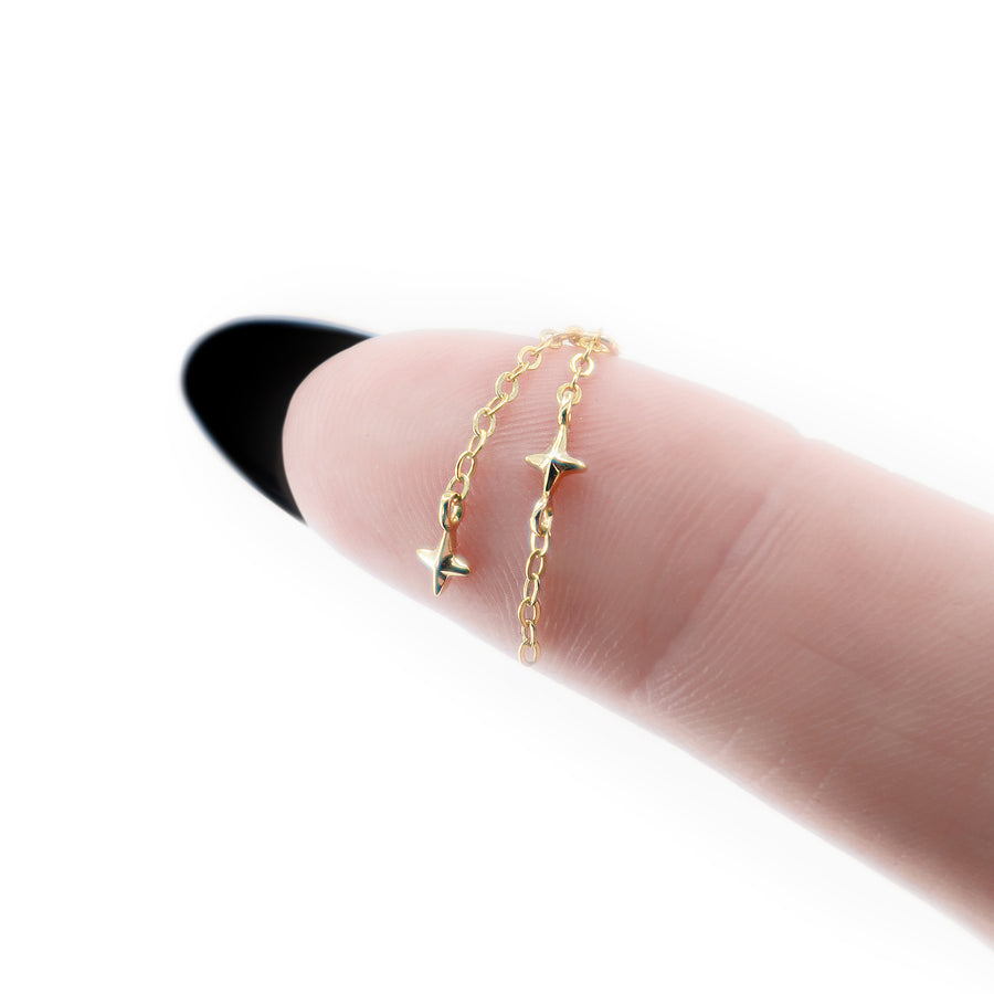 Mini Stern Ohrring Kette aus vergoldetem 925 Silber, alternativer und Gothic Schmuck, zarte goldene Ohrringe mit Stern-Design und feiner Kette für Damen von Pour la Rebelle.