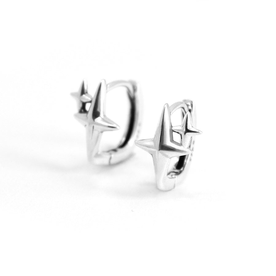 Minimalistische Stern Creolen aus 925 Silber, alternativer und Gothic Schmuck, dezente Creolen mit Stern-Design, vielseitiger Silberschmuck für Damen von Pour la Rebelle