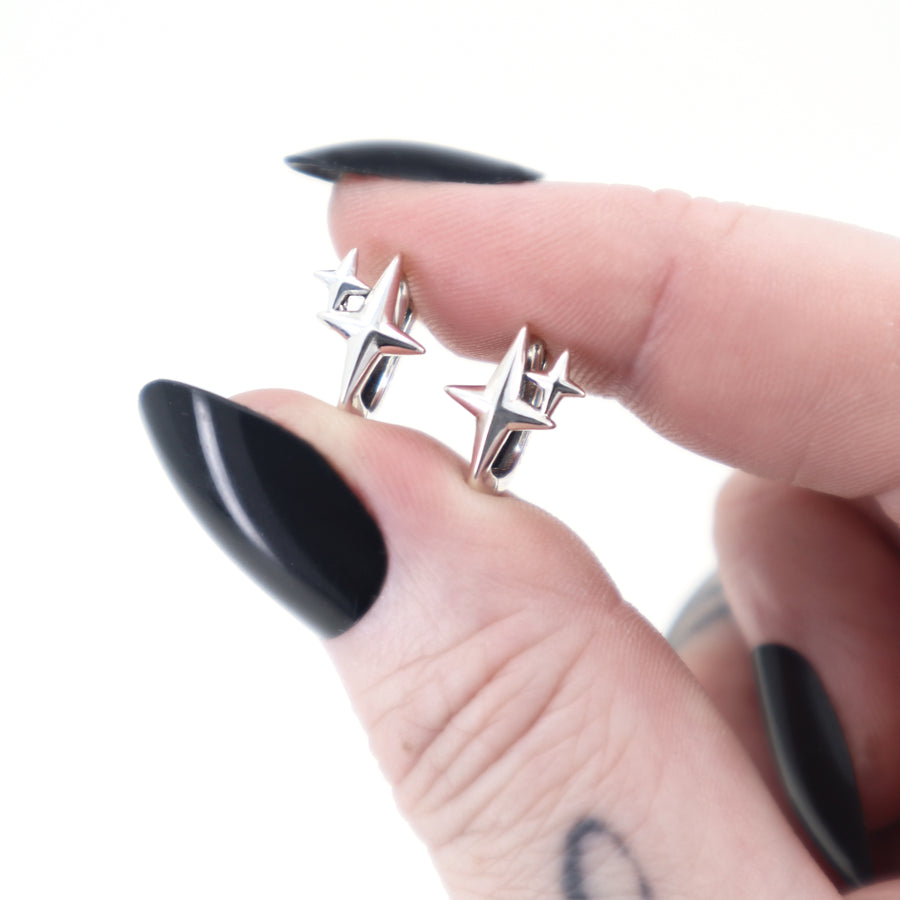 Minimalistische Stern Creolen aus 925 Silber, alternativer und Gothic Schmuck, dezente Creolen mit Stern-Design, vielseitiger Silberschmuck für Damen von Pour la Rebelle