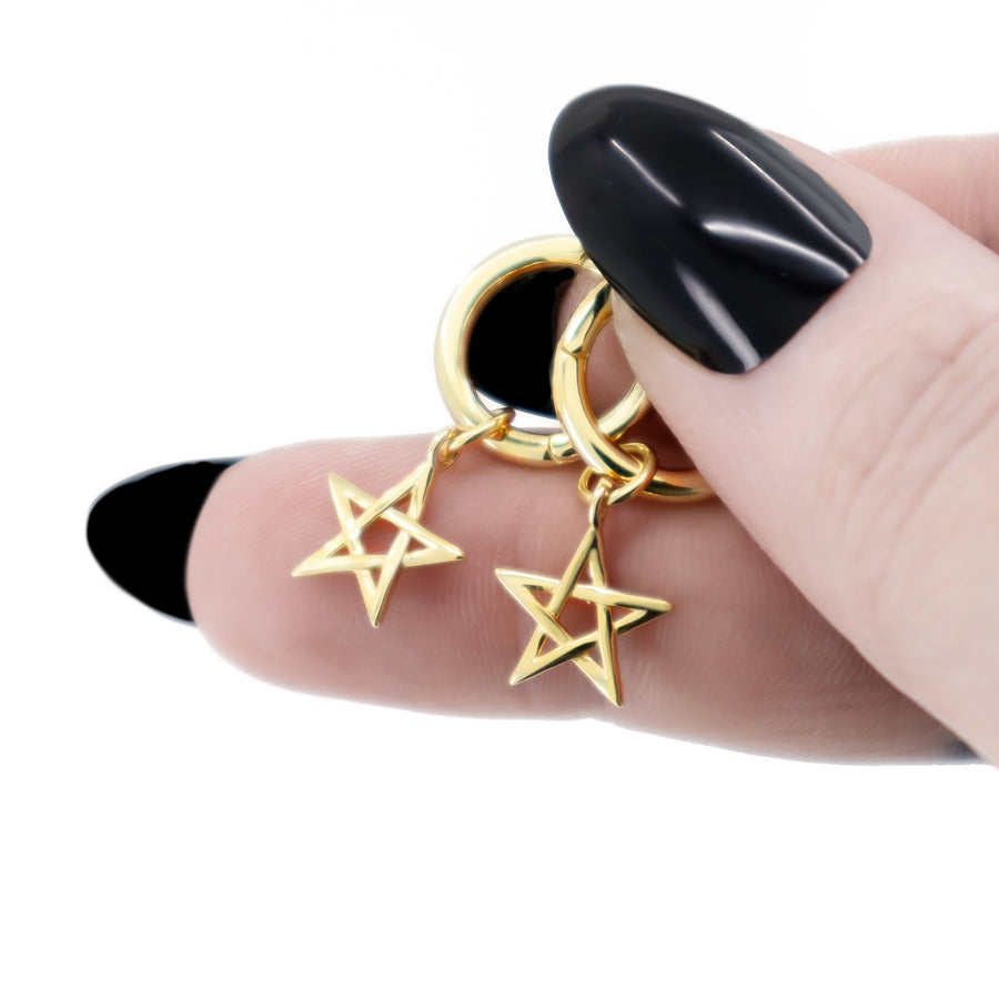 Pentagramm Ohrringe aus vergoldetem 925 Silber, alternativer und Gothic Schmuck, detailreiche goldene Ohrringe mit Pentagramm-Design für Damen von Pour la Rebelle.