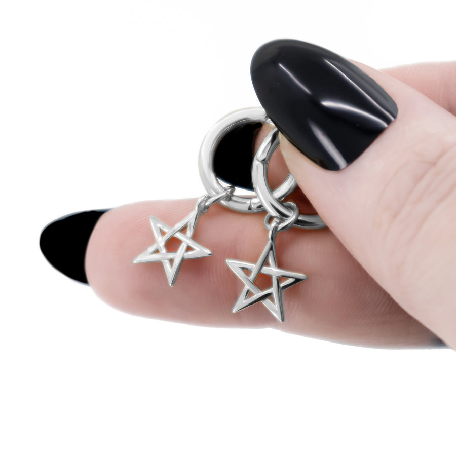 Pentagramm Ohrringe aus 925 Silber, alternativer und Gothic Schmuck, detailreiche silberne Ohrringe mit Pentagramm-Design für Damen von Pour la Rebelle.