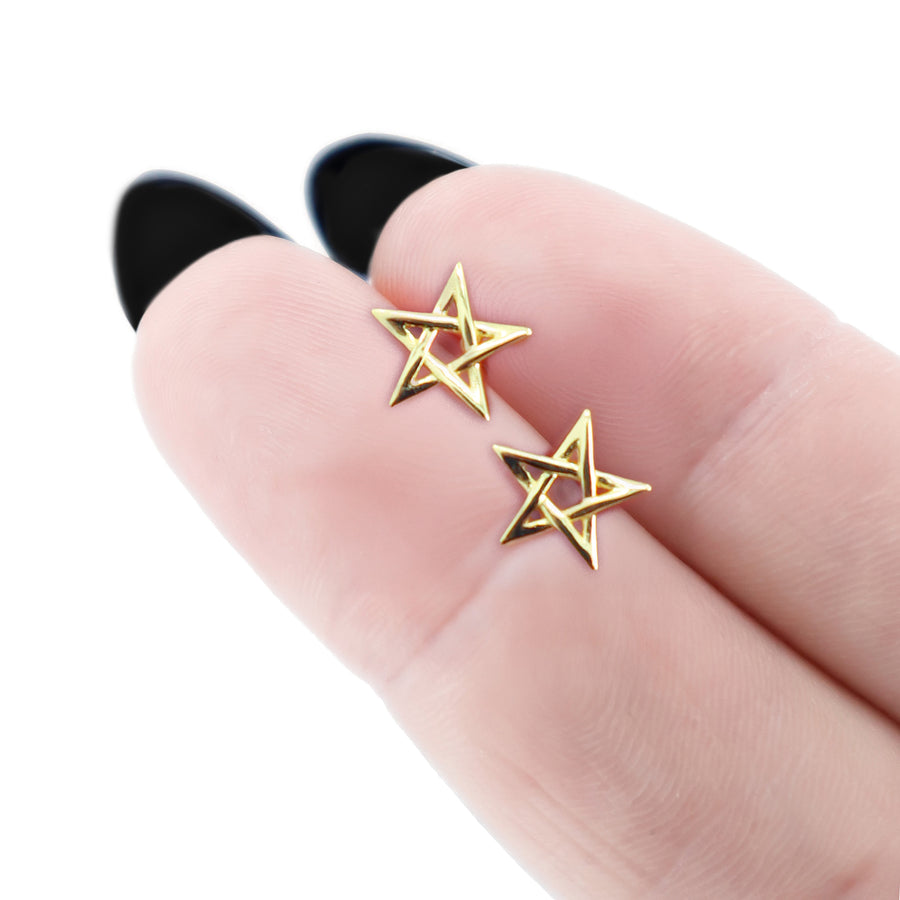 Kleine Pentagramm Ohrstecker aus vergoldetem 925 Silber, alternativer und Gothic Schmuck, dezente goldene Ohrstecker mit Pentagramm-Design für Damen von Pour la Rebelle.