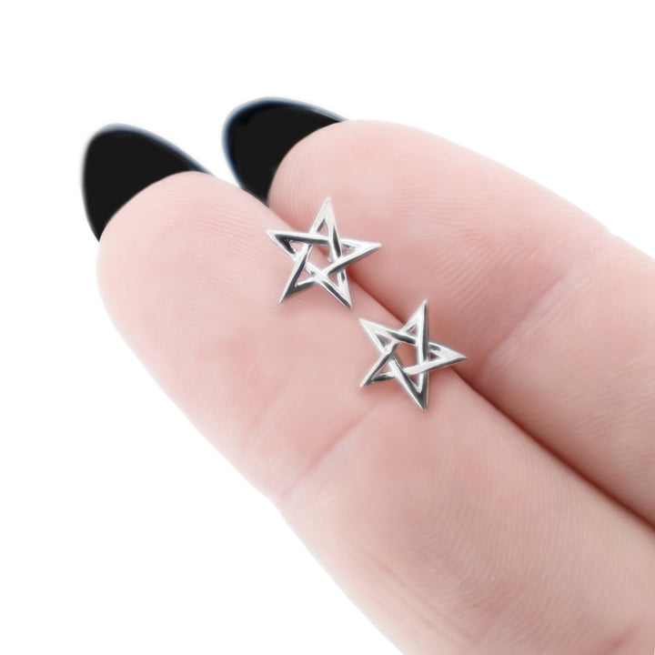 Kleine Pentagramm Ohrstecker aus 925 Silber, alternativer und Gothic Schmuck, dezente silberne Ohrstecker mit Pentagramm-Design für Damen von Pour la Rebelle.