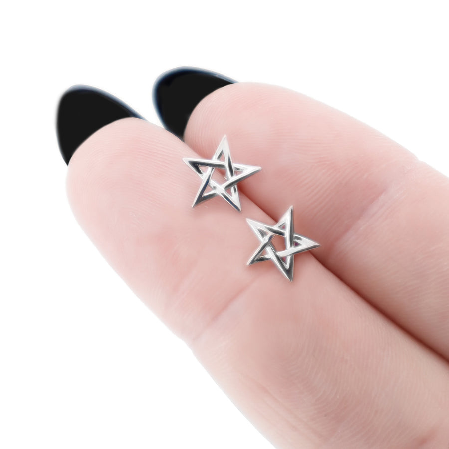 Kleine Pentagramm Ohrstecker aus 925 Silber, alternativer und Gothic Schmuck, dezente silberne Ohrstecker mit Pentagramm-Design für Damen von Pour la Rebelle.