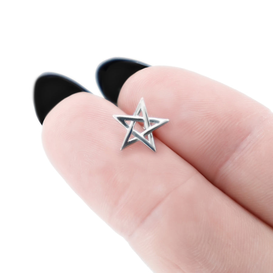 Kleine Pentagramm Ohrstecker aus 925 Silber, alternativer und Gothic Schmuck, dezente silberne Ohrstecker mit Pentagramm-Design für Damen von Pour la Rebelle.