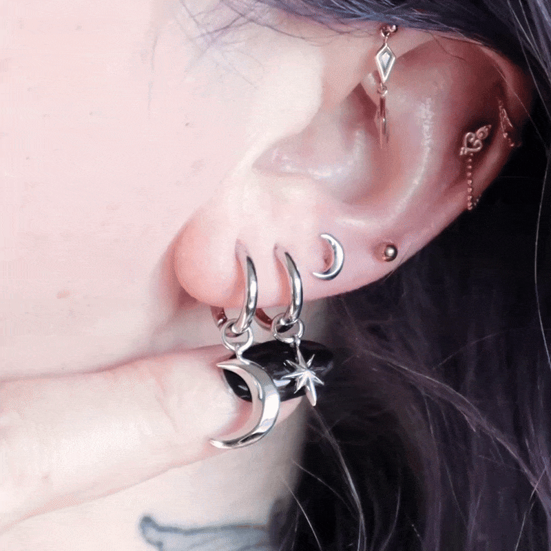 Mond Ohrringe aus 925 Silber, wunderschöne Creolen mit Mond Anhänger, Gothic und alternativer Schmuck, mystische Ohrringe für Damen von Pour la Rebelle
