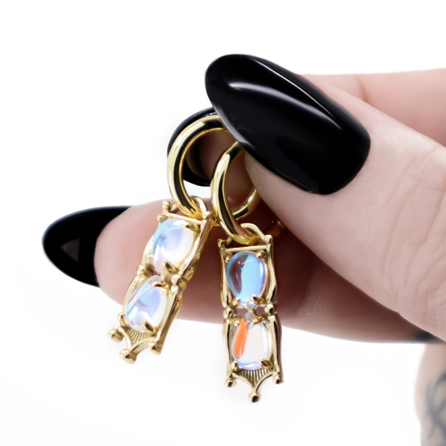 Magische Sanduhr Ohrringe aus vergoldetem 925 Silber, alternativer und Gothic Schmuck, detailreiche goldene Ohrringe mit Sanduhr-Design für Damen von Pour la Rebelle.