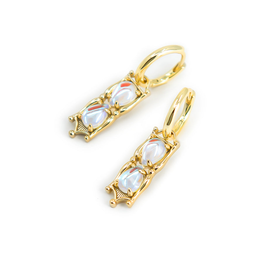 Magische Sanduhr Ohrringe aus vergoldetem 925 Silber, alternativer und Gothic Schmuck, detailreiche goldene Ohrringe mit Sanduhr-Design für Damen von Pour la Rebelle.