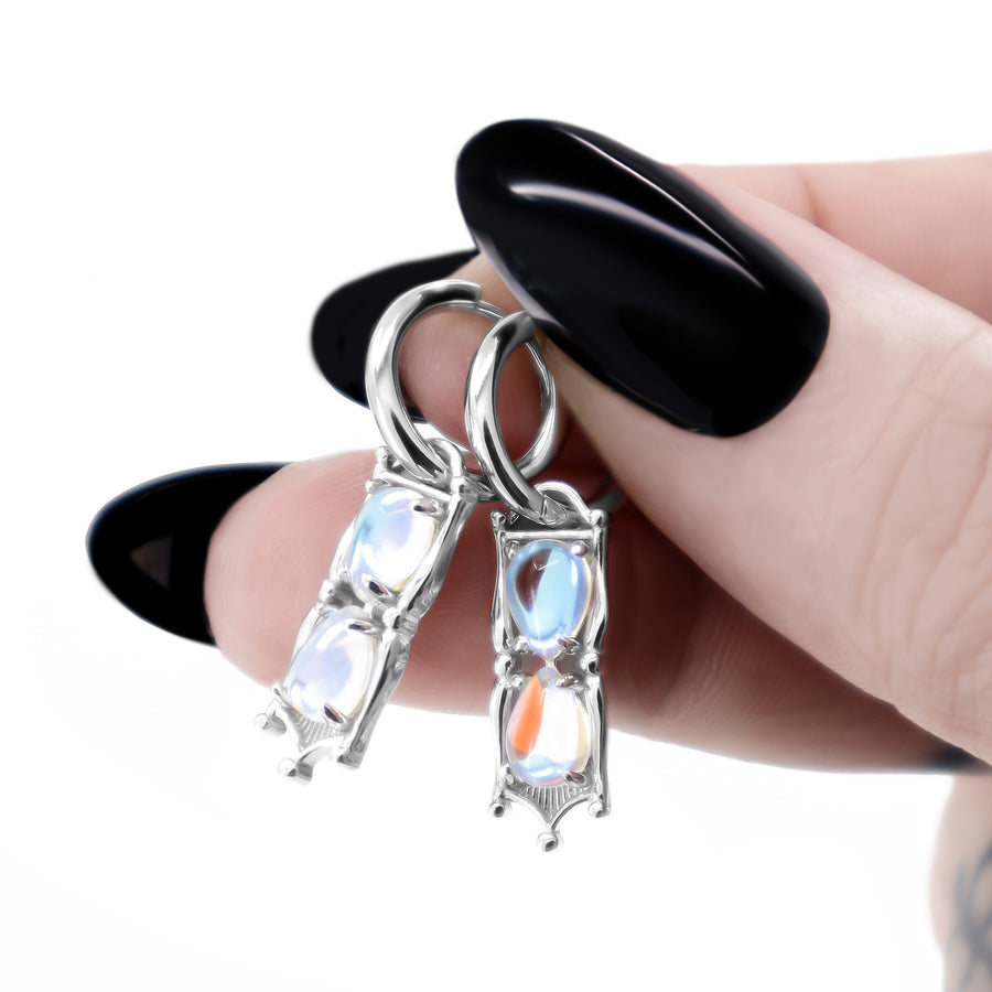 Magische Sanduhr Ohrringe aus 925 Silber, alternativer und Gothic Schmuck, detailreiche silberne Ohrringe mit Sanduhr-Design für Damen von Pour la Rebelle.