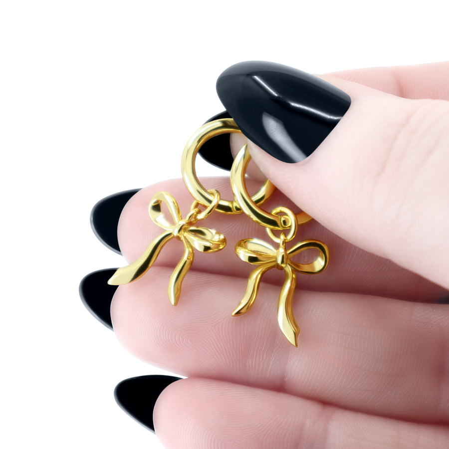 Schleifen Ohrringe aus 14K vergoldetem 925 Silber, alternativer und Gothic-inspirierter Schmuck, zarte goldene Creolen mit Schleifen-Design für Damen von Pour la Rebelle.
