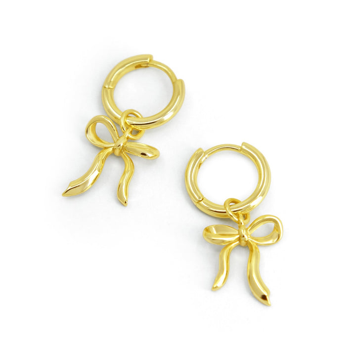 Schleifen Ohrringe aus 14K vergoldetem 925 Silber, alternativer und Gothic-inspirierter Schmuck, zarte goldene Creolen mit Schleifen-Design für Damen von Pour la Rebelle.
