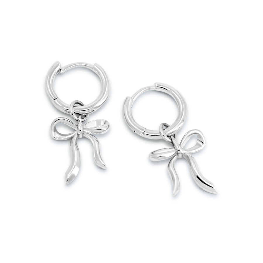 Schleifen Ohrringe aus 925 Silber, alternativer und Gothic-inspirierter Schmuck, zarte silberne Creolen mit Schleifen-Design für Damen von Pour la Rebelle.
