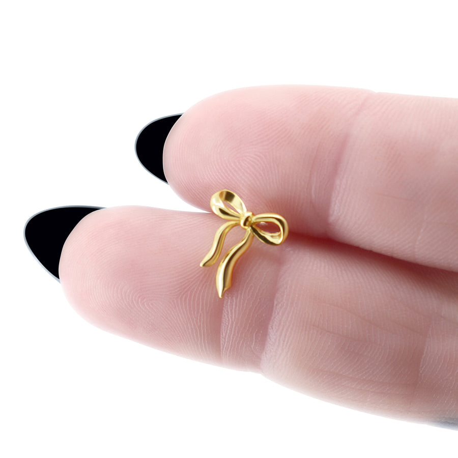 Schleifen Ohrstecker aus 14K vergoldetem 925 Silber, alternativer und leicht Gothic-inspirierter Schmuck, zarte goldene Ohrringe mit Schleifen-Design für Damen von Pour la Rebelle.