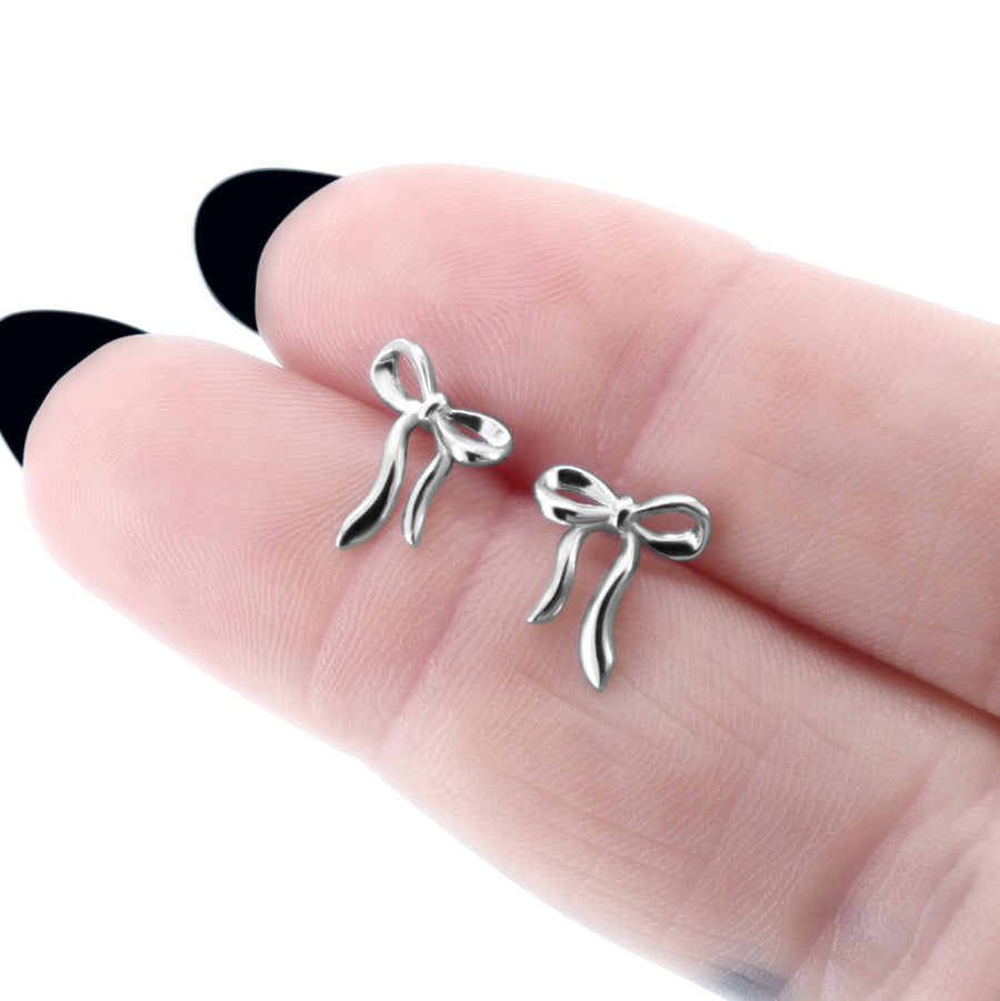Schleifen Ohrstecker aus 925 Silber, alternativer und leicht Gothic-inspirierter Schmuck, zarte silberne Ohrringe mit Schleifen-Design für Damen von Pour la Rebelle.
