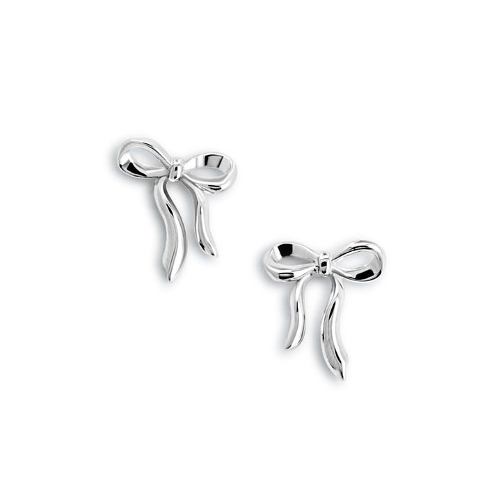 Schleifen Ohrstecker aus 925 Silber, alternativer und leicht Gothic-inspirierter Schmuck, zarte silberne Ohrringe mit Schleifen-Design für Damen von Pour la Rebelle.
