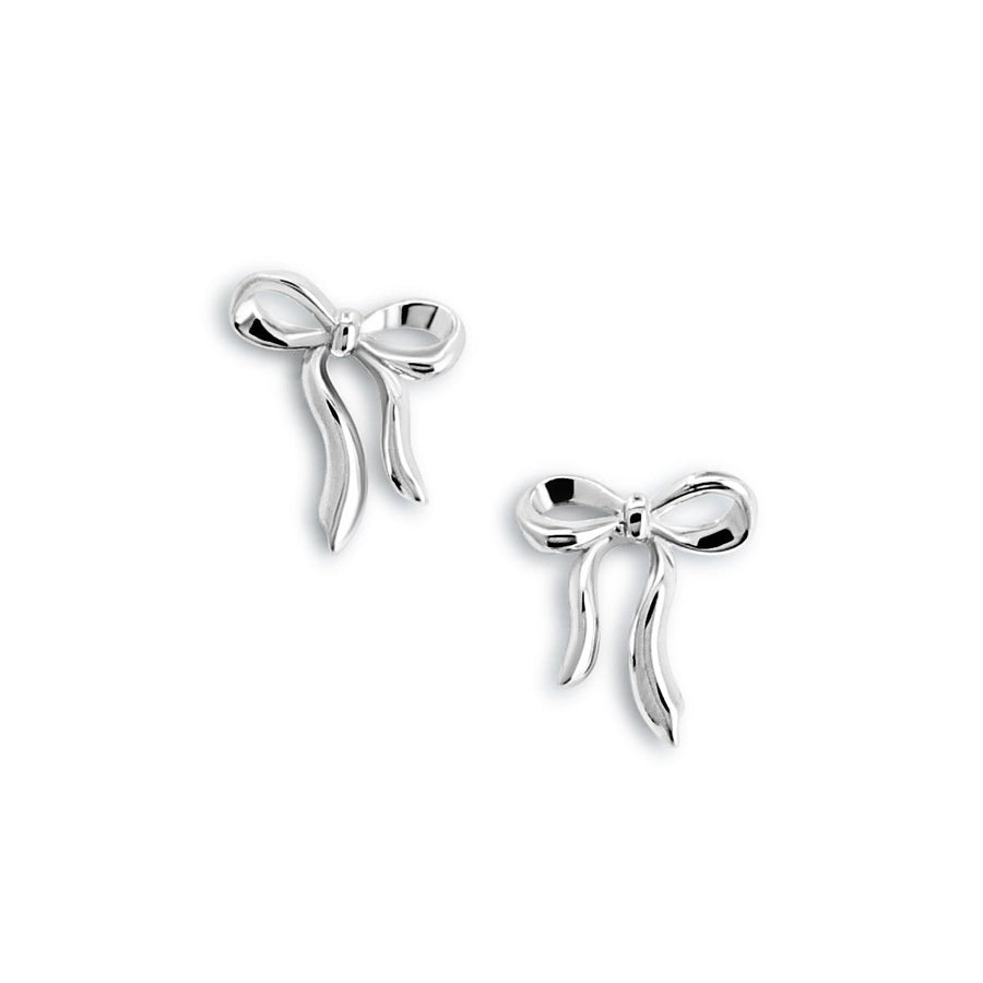 Schleifen Ohrstecker aus 925 Silber, alternativer und leicht Gothic-inspirierter Schmuck, zarte silberne Ohrringe mit Schleifen-Design für Damen von Pour la Rebelle.
