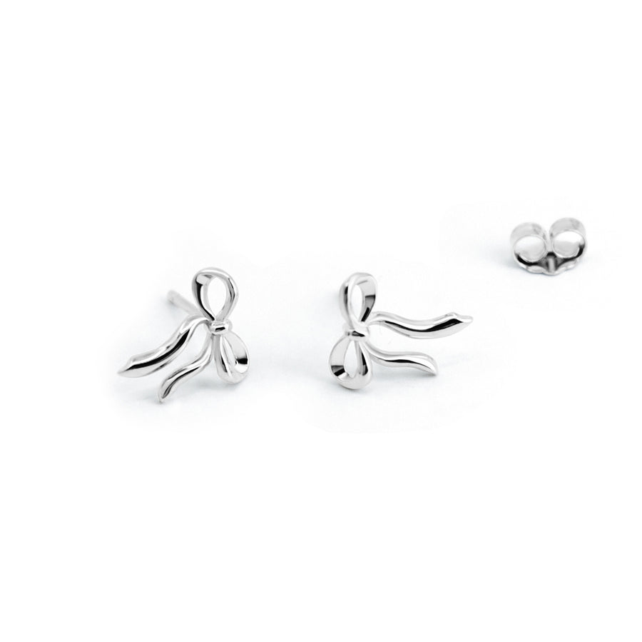 Schleifen Ohrstecker aus 925 Silber, alternativer und leicht Gothic-inspirierter Schmuck, zarte silberne Ohrringe mit Schleifen-Design für Damen von Pour la Rebelle.
