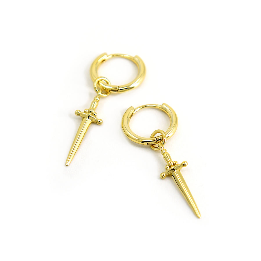 Schwert Ohrringe Gold für Frauen und Männer, Creolen mit Dolch-Anhänger 14K Vergoldet, Punk Stil Goldschmuck von Pour la Rebelle, cooler und alternativer Schmuck