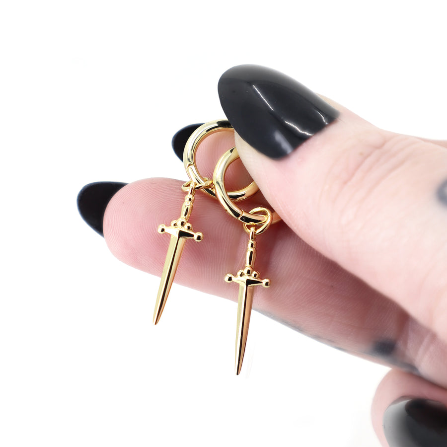 Schwert Ohrringe Gold für Frauen und Männer, Creolen mit Dolch-Anhänger 14K Vergoldet, Punk Stil Goldschmuck von Pour la Rebelle, cooler und alternativer Schmuck